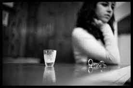 Người con gái áo trắng trên quán bar
